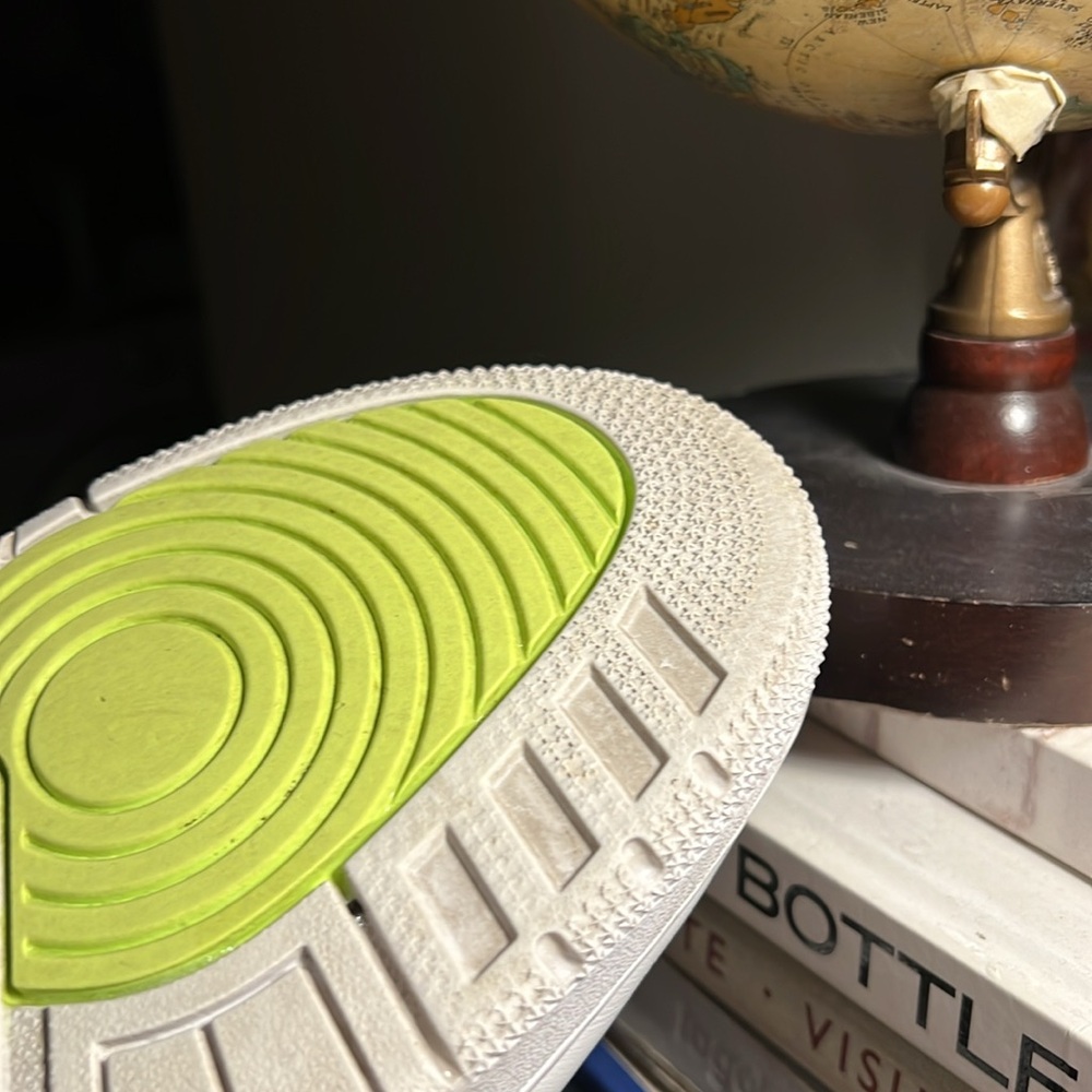 *SOLD* NIKE || AIR JORDAN LEGACY 312 “BILLY HOYLE” || VOLT || SZ 12 - Picture 4 of 5
